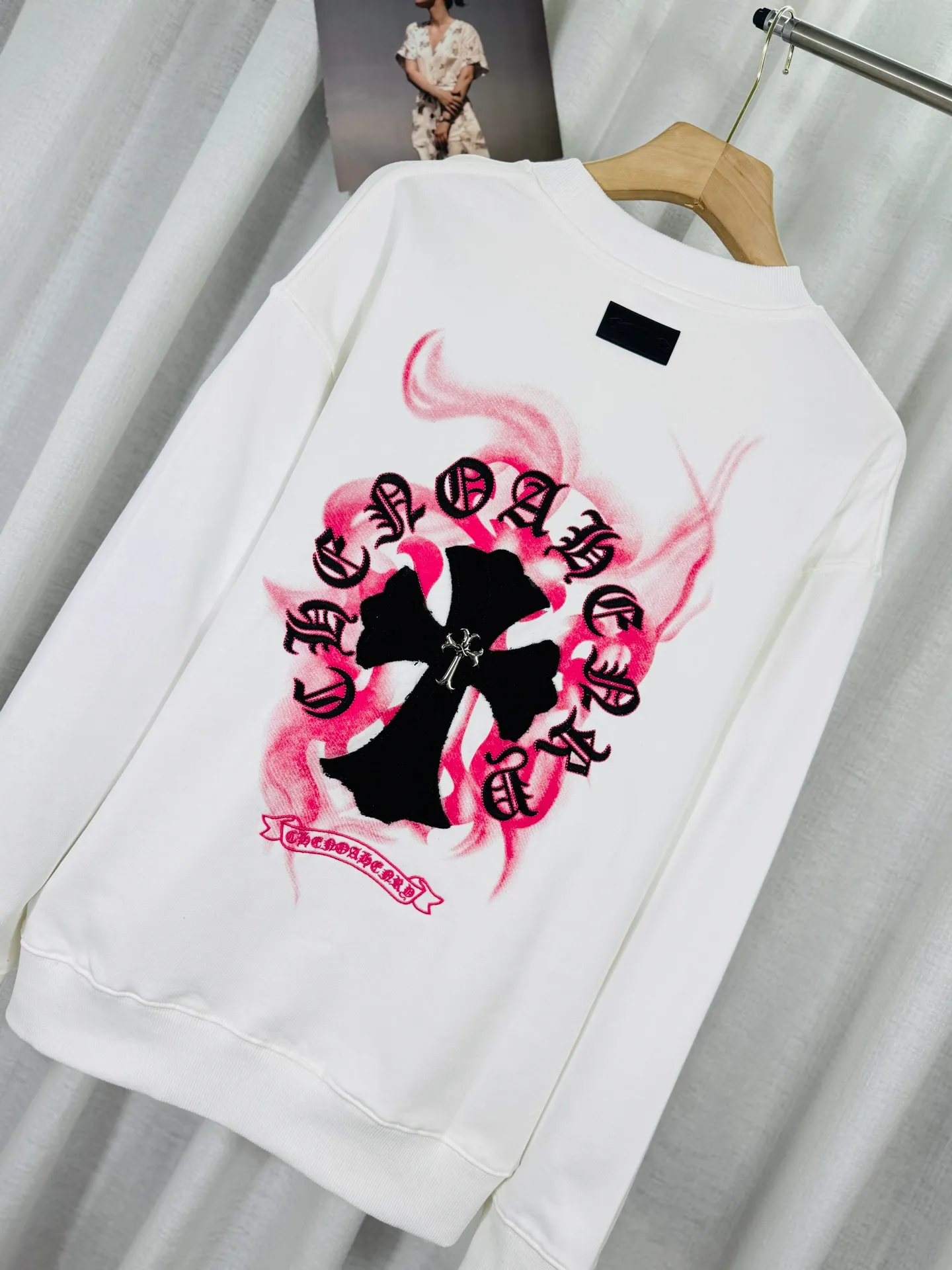P240 top version, real shot without P, ​​different from market currency) 𝗖𝗵𝗿𝗼𝗺𝗲 𝗛𝗲𝗮𝗿𝘁𝘀/Croxin 2025 3D three-dimensional autumn and winter new original single counter American laser color printed patch embroidered couple casual sweatshirt 👑The highest version! Customized fabric 430g tripe terry fabric!  The best-selling model in the counter, very comfortable to wear. Accessories: original molded and authenticated collar label➕100% silk wash label. Genuine purchase-grade original hangtag➕matching hanging rope➕3D hanging beads➕original packaging bag. Craftsmanship: The original version has consistent wiring! The highest version of the armhole matching technique! Color: White Black Size: S M L XL Style No.: 9304